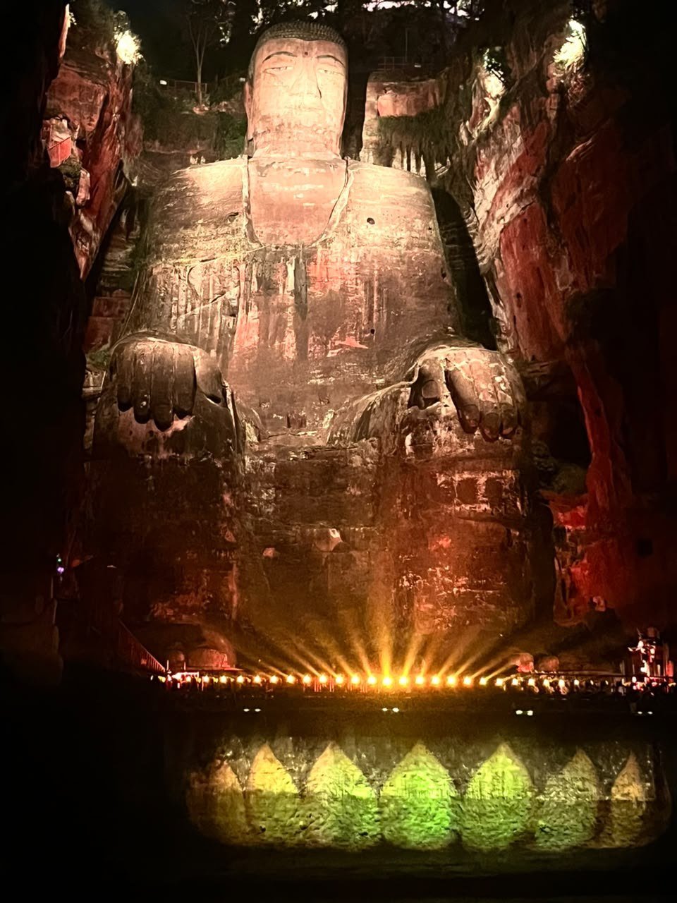 Grande Buda esculpido na rocha, iluminado à noite