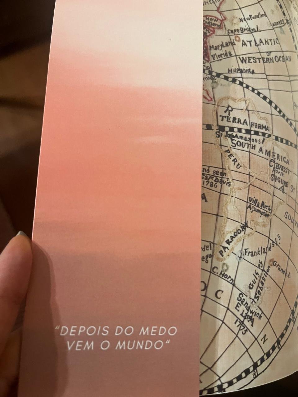 Cartão sobre um mapa antigo com a frase “Depois do medo vem o mundo”