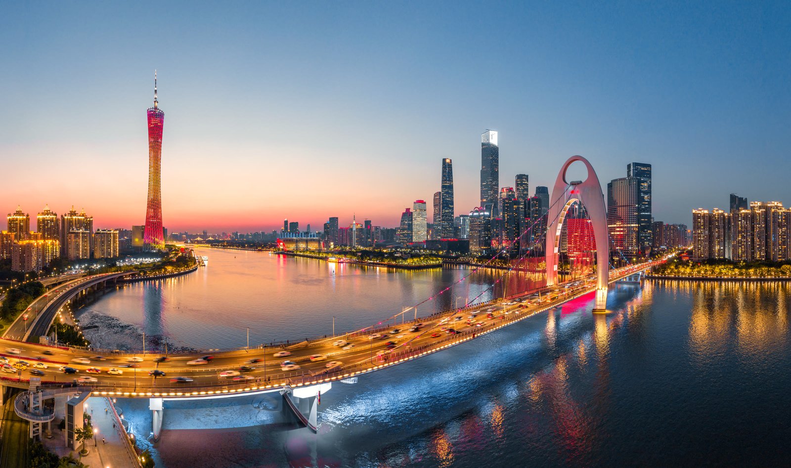 Guangzhou e o rio Pearl ao anoitecer