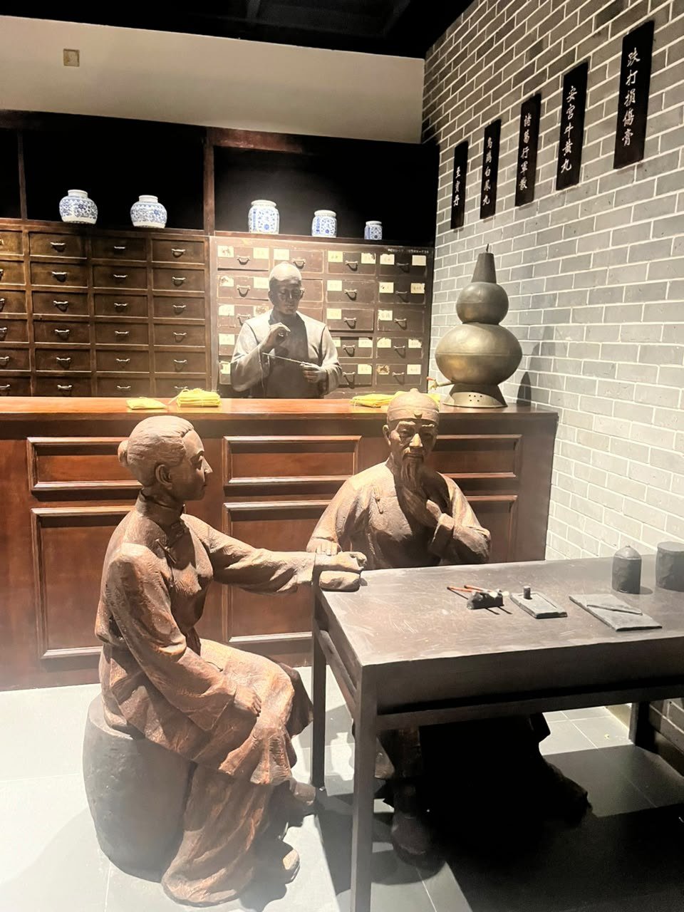 Reconstituição de uma farmácia tradicional chinesa, com as gavetas de ervas ao fundo