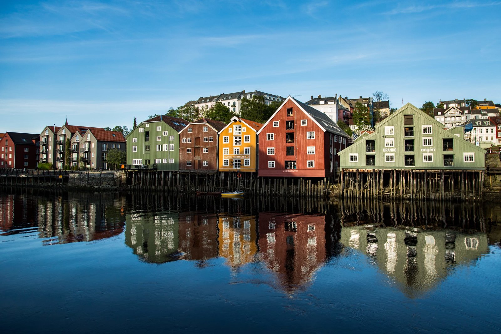 Casas de madeira coloridas refletidas na agua