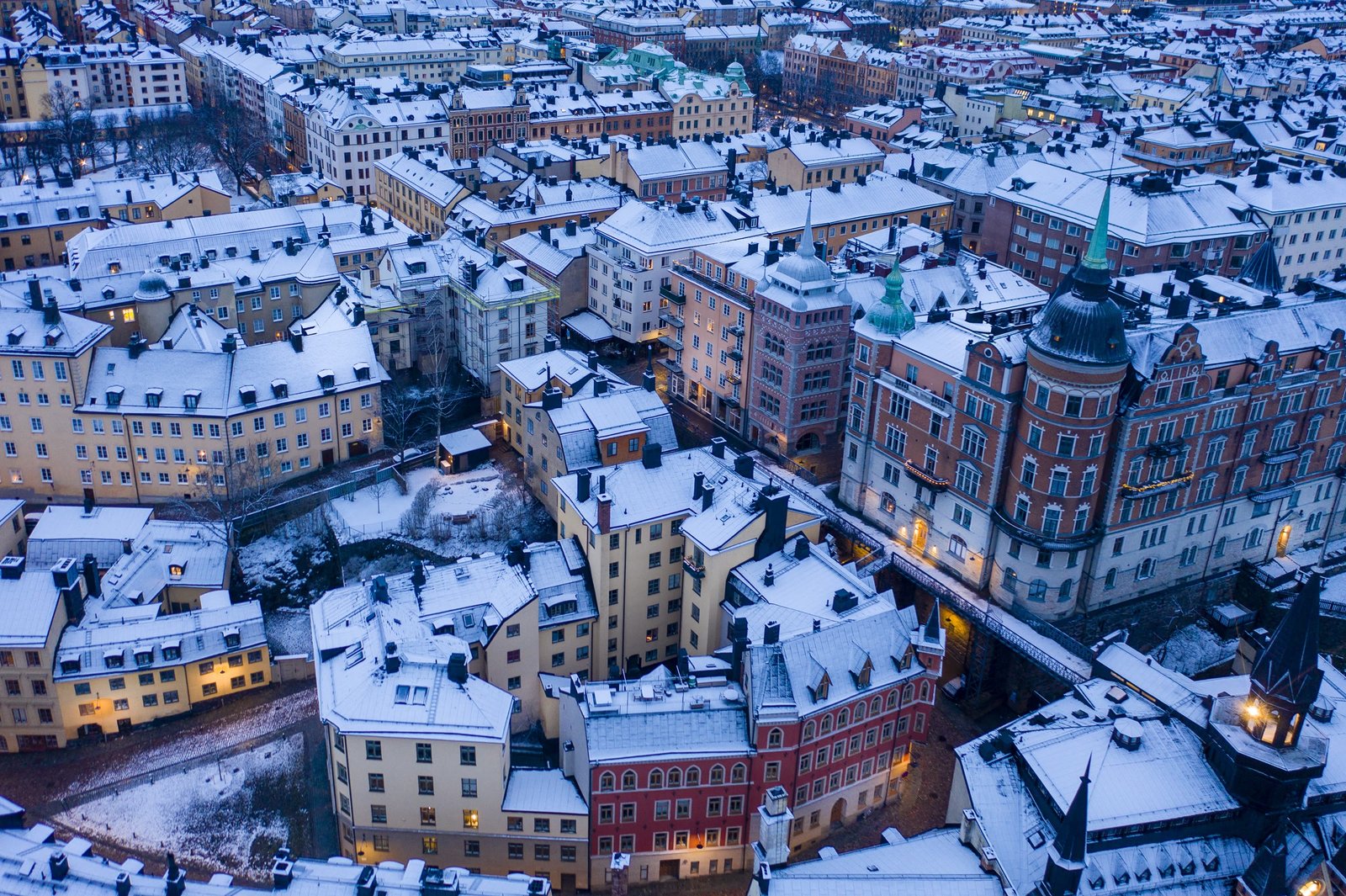 Cidade nordica coberta de neve ao amanhecer