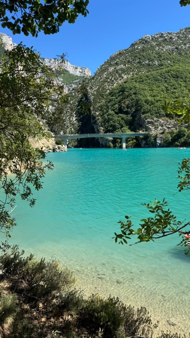 Águas esmeralda do lago de Sainte-Croix