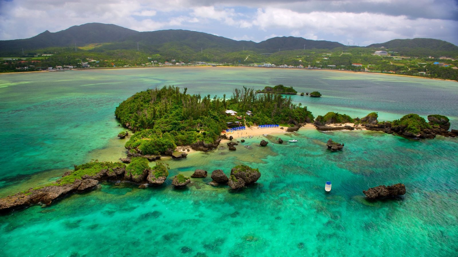 Enseada de aguas claras vista do alto, Okinawa