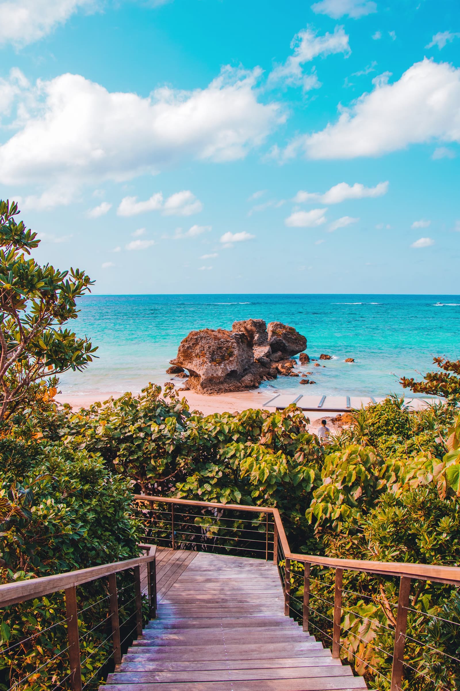 Escada de madeira descendo até a praia em Okinawa