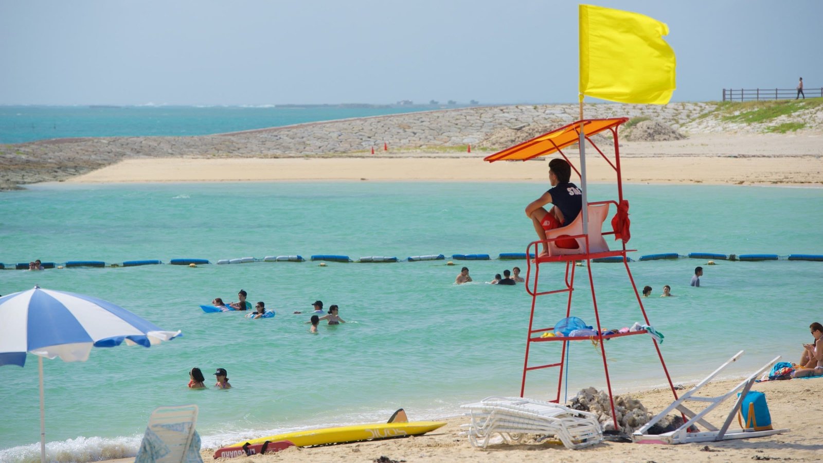 Praia de Okinawa com banhistas