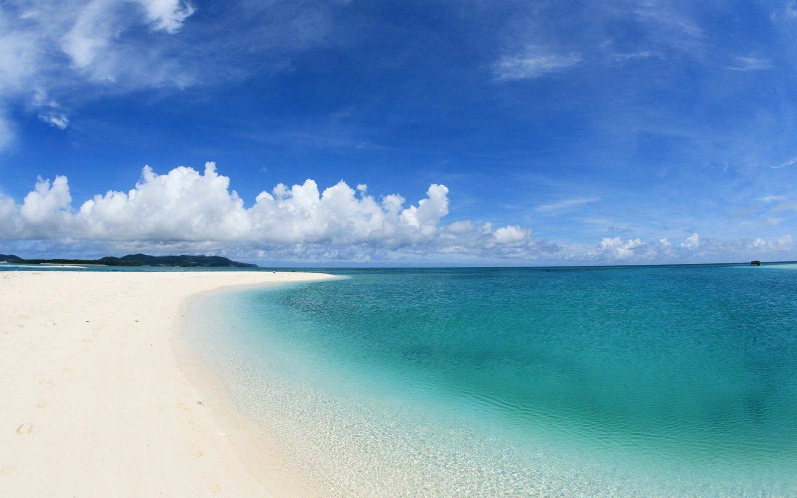 Praia de areia branca e mar turquesa em Okinawa