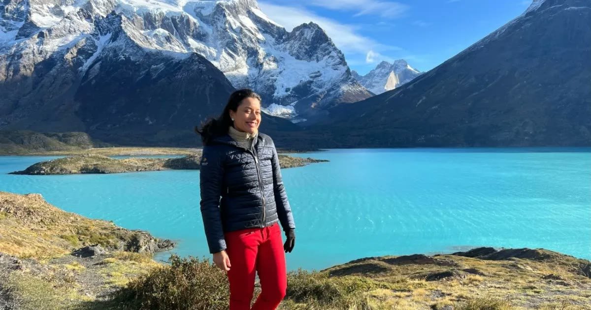 Lago turquesa diante das Torres del Paine