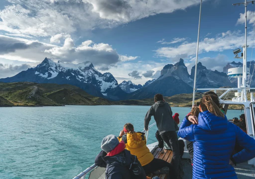 Grupo em navegação diante dos Cuernos del Paine